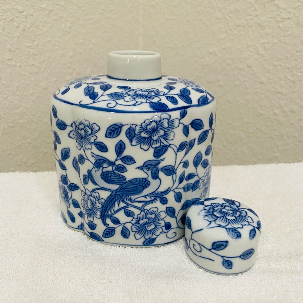 VINTAGE ANDREA BY SADEK BLUE/WHITE BIRD/FLORAL SMALL VASE W/ LID MADE IN CHINA - Picture 2 of 12